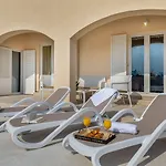 Mit Salzwasserpool, Billard, Tischtennis Und In Strandnaehe *