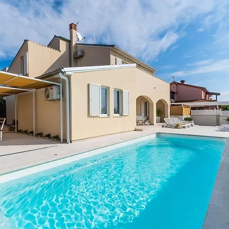 Holiday home Mit Salzwasserpool, Billard, Tischtennis Und In Strandnaehe Pula