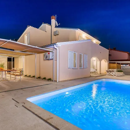 Mit Salzwasserpool, Billard, Tischtennis Und In Strandnaehe Holiday home