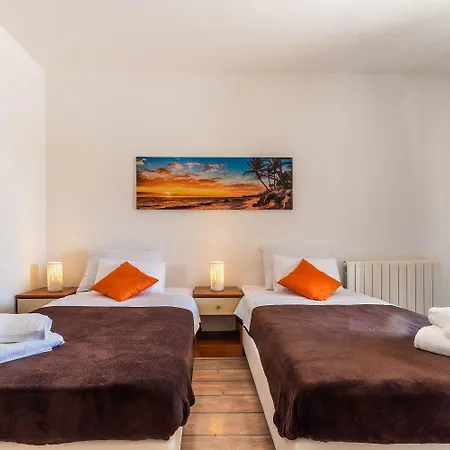 Mit Salzwasserpool, Billard, Tischtennis Und In Strandnaehe Prázdninový dům Pula