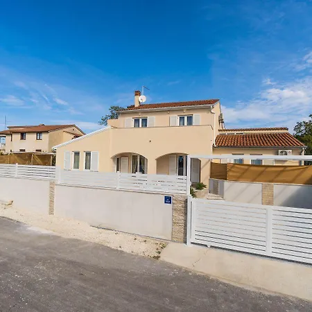 Tatil Evi Mit Salzwasserpool, Billard, Tischtennis Und In Strandnaehe Pula