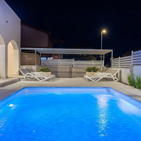 Mit Salzwasserpool, Billard, Tischtennis Und In Strandnaehe *