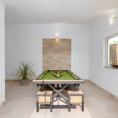 Holiday home Mit Salzwasserpool, Billard, Tischtennis Und In Strandnaehe Pula