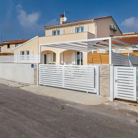 Mit Salzwasserpool, Billard, Tischtennis Und In Strandnaehe Holiday home *