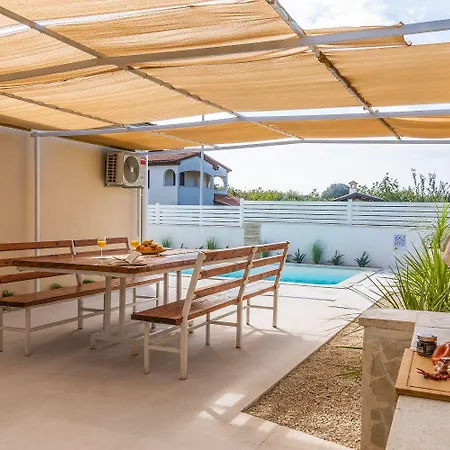 Tatil Evi Mit Salzwasserpool, Billard, Tischtennis Und In Strandnaehe