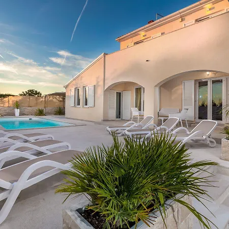 Mit Salzwasserpool, Billard, Tischtennis Und In Strandnaehe Holiday home *