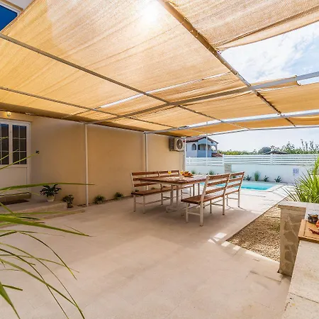 Holiday home Mit Salzwasserpool, Billard, Tischtennis Und In Strandnaehe Pula