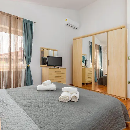 Mit Salzwasserpool, Billard, Tischtennis Und In Strandnaehe Prázdninový dům Pula