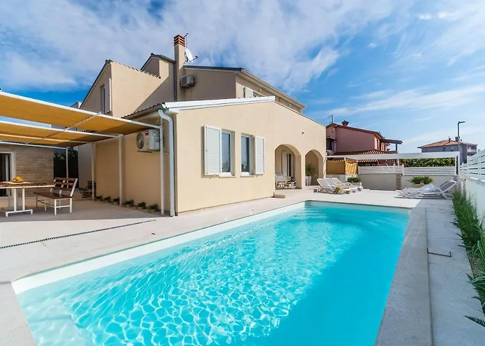 Tatil Evi Mit Salzwasserpool, Billard, Tischtennis Und In Strandnaehe Pula