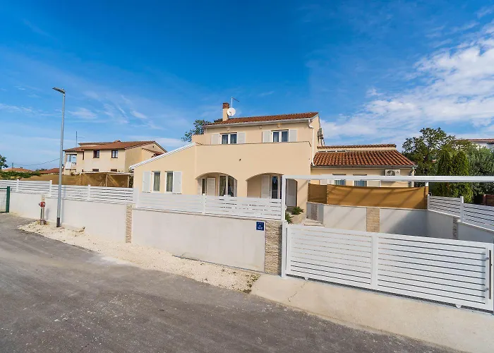 Tatil Evi Mit Salzwasserpool, Billard, Tischtennis Und In Strandnaehe Pula