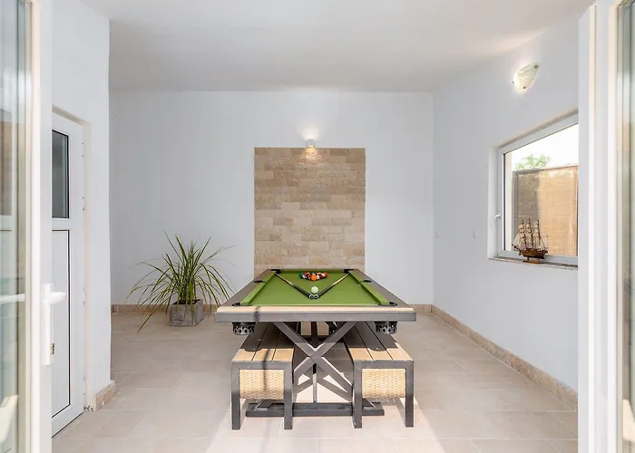 Tatil Evi Mit Salzwasserpool, Billard, Tischtennis Und In Strandnaehe Pula