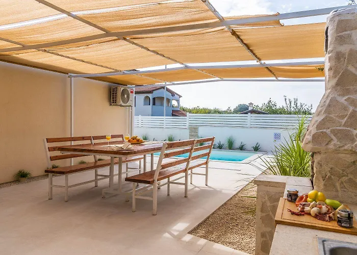 Tatil Evi Mit Salzwasserpool, Billard, Tischtennis Und In Strandnaehe