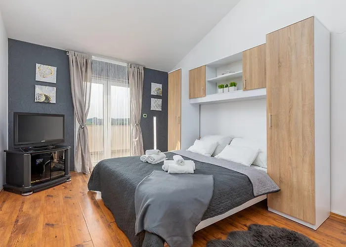 Tatil Evi Mit Salzwasserpool, Billard, Tischtennis Und In Strandnaehe *
