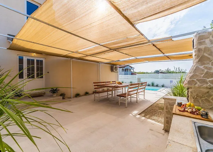 Tatil Evi Mit Salzwasserpool, Billard, Tischtennis Und In Strandnaehe Pula