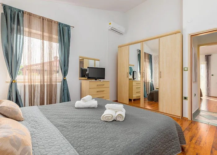 Mit Salzwasserpool, Billard, Tischtennis Und In Strandnaehe Tatil Evi Pula